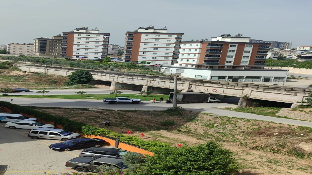 Tarsusta kamyonet köprü altına sıkıştı