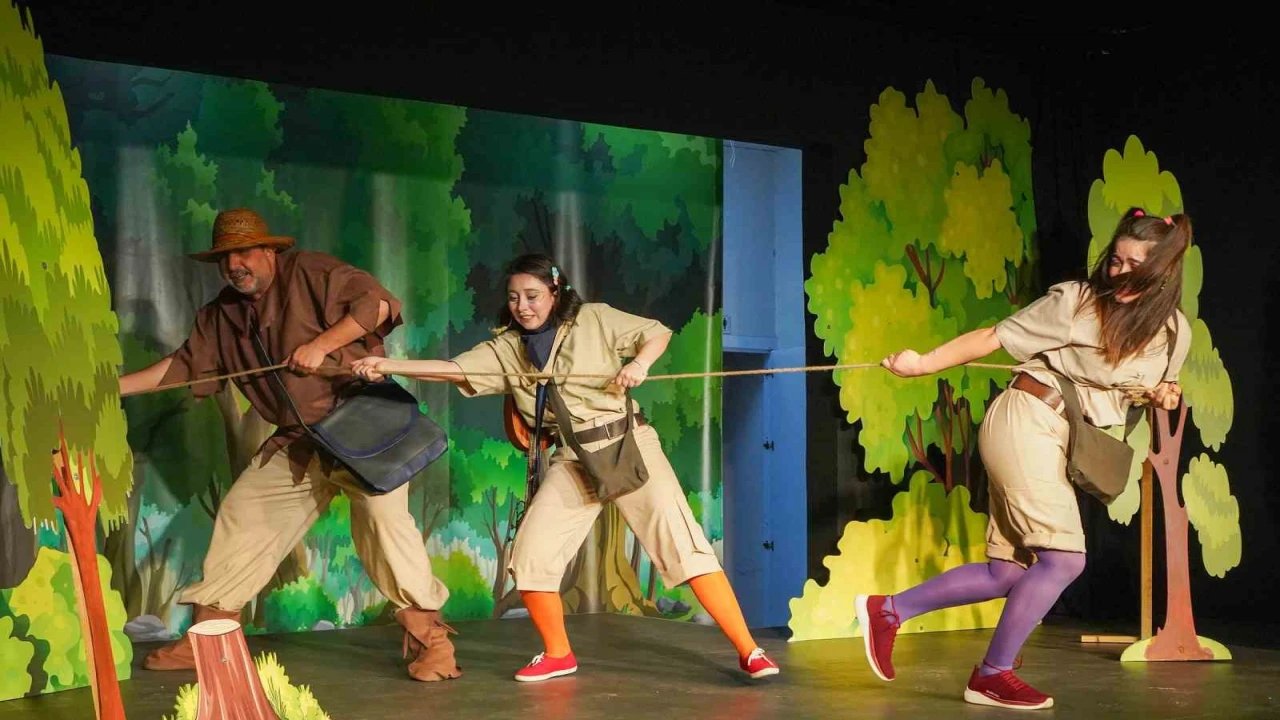 Tarsusta minikler tiyatro ile buluşuyor