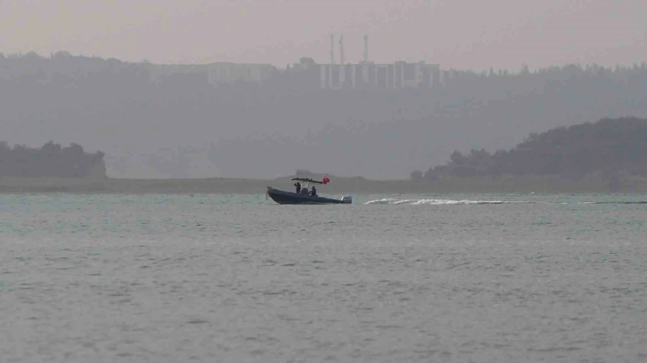 Tekneden göle düşen genci arama çalışmaları sürüyor