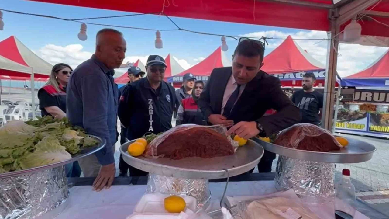 Tezgâhta sinekli et, bozuk ürün tespit edildi Eğirdirde Yöresel Pazar mühürlendi