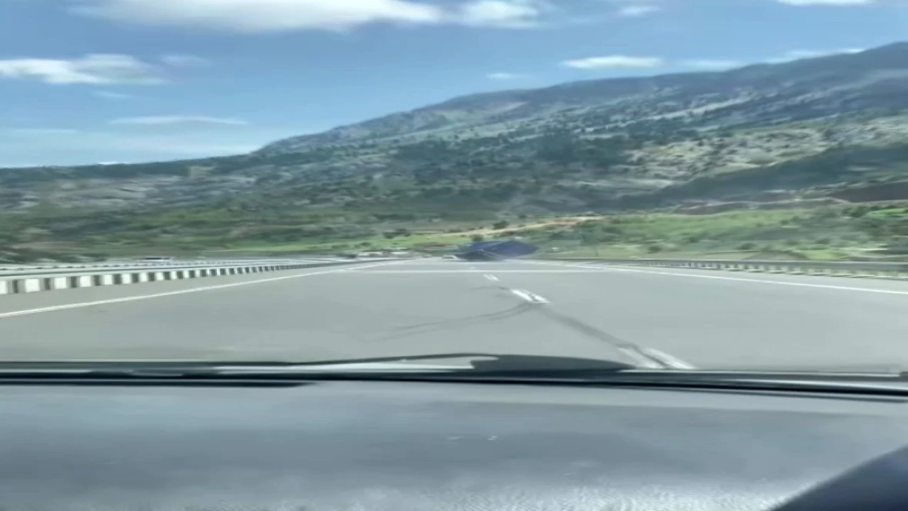 Tır kazası cep telefonu kamerasına yansıdı