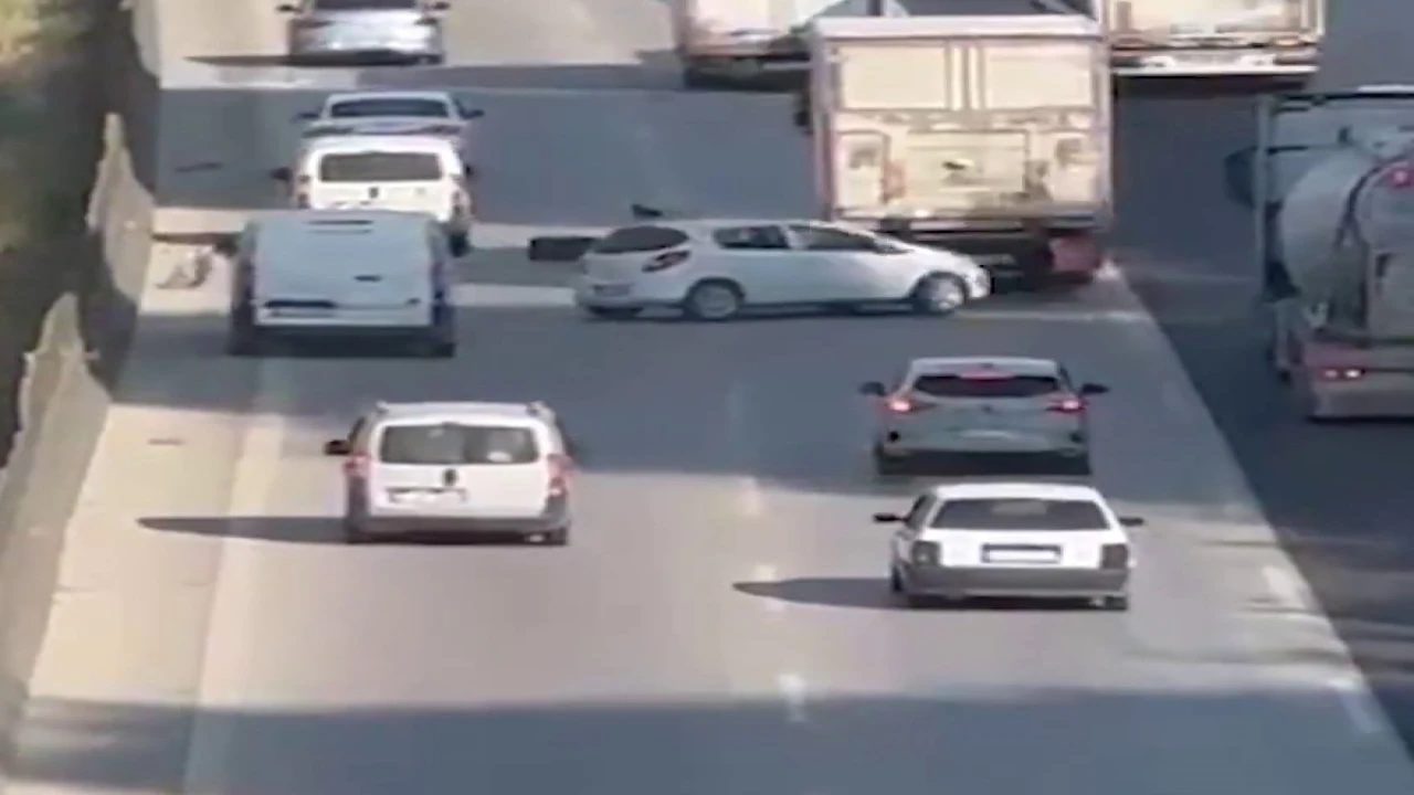 Tırın kopan lastik kaplaması, zincirleme kazaya sebep oldu: O anlar kamerada