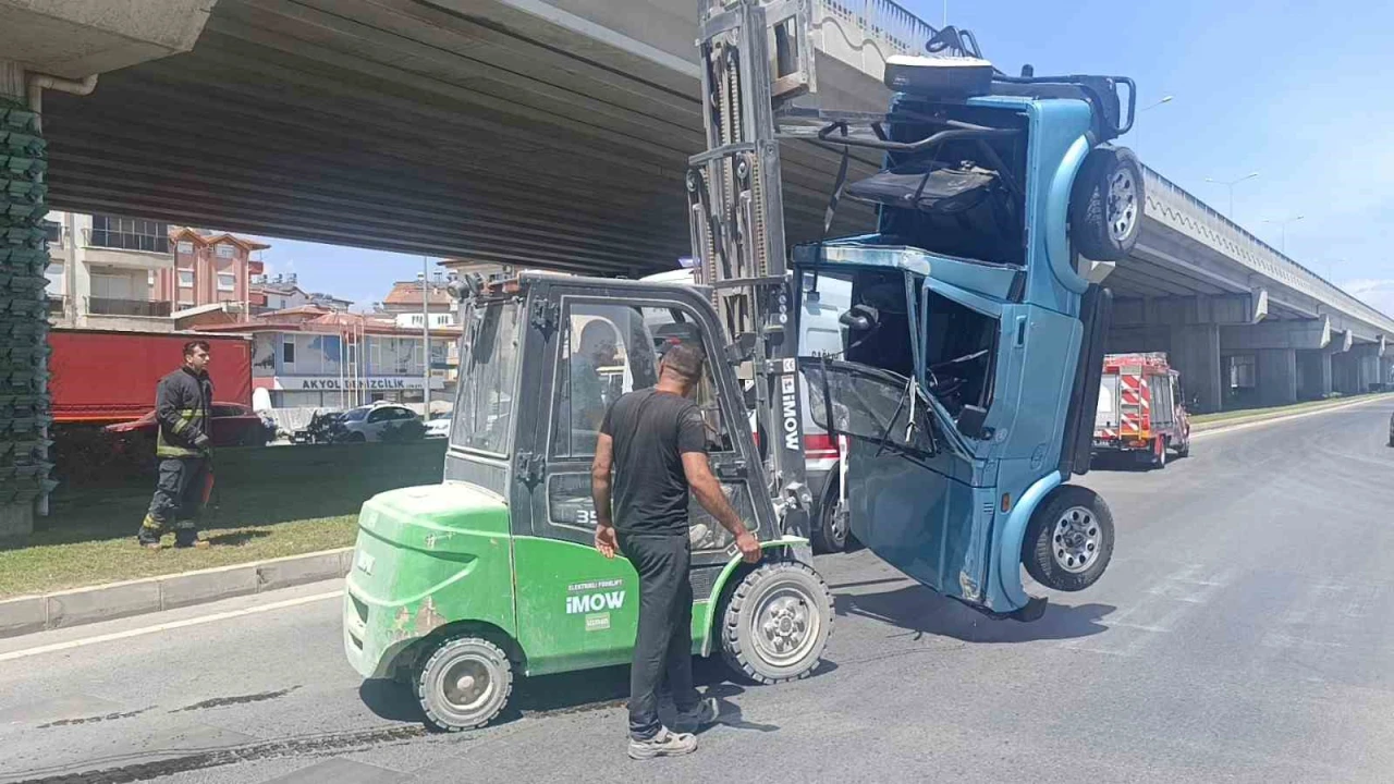 Turistler devrilen araçtan forklift yardımıyla çıkarıldı