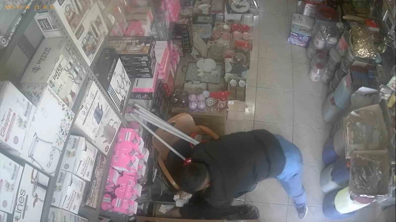 Üç iş yerini soydu, İş yerlerine bir şeyler sormak için girdim dedi