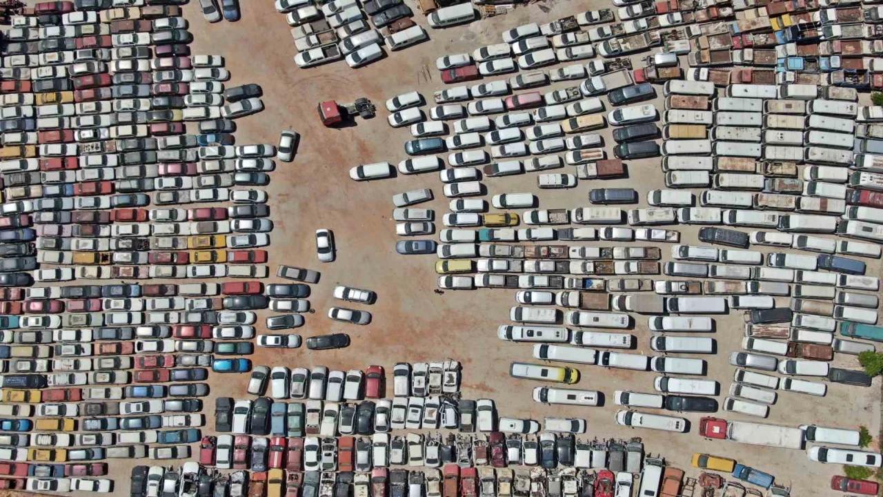 Yediemin otoparkları araç mezarlığına döndü, 25 yıldır bekleyen araçlar var
