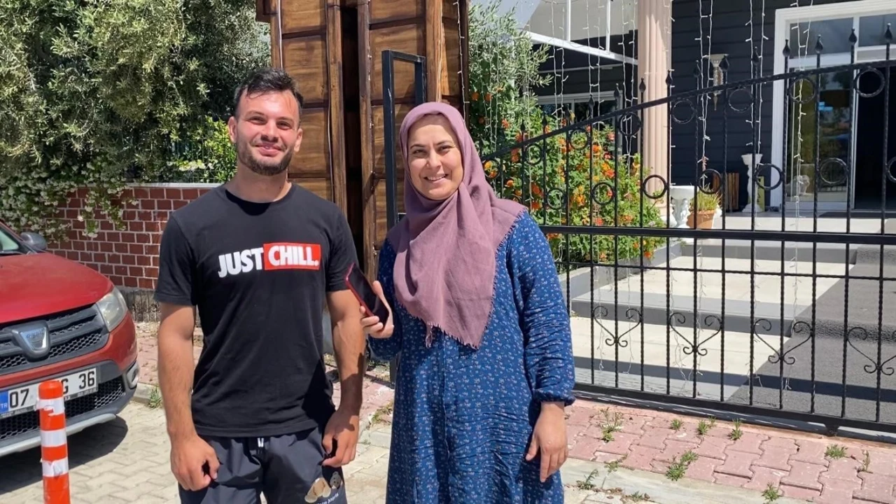 Yıllar önce kaybettiği telefonu geri gelmeyen turist, bulduğu telefona sahibine teslim etti