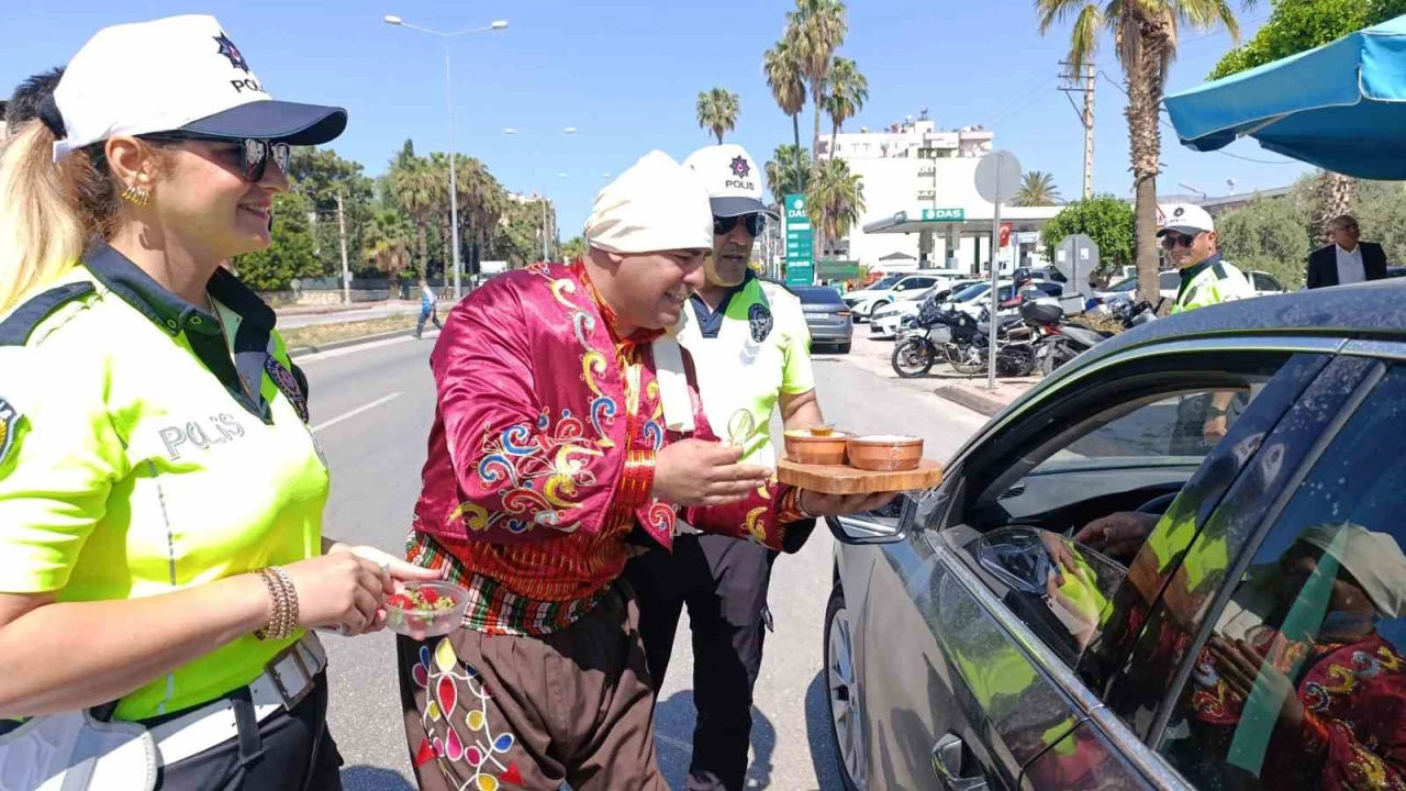 Yoğurt ve çilek ikramlı trafik uygulaması