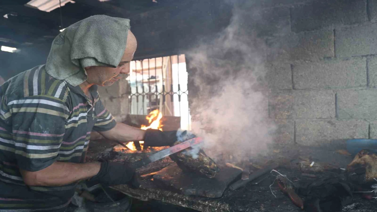 Adana sıcağında Kelle Paça ütücülerin zorlu mesaisi