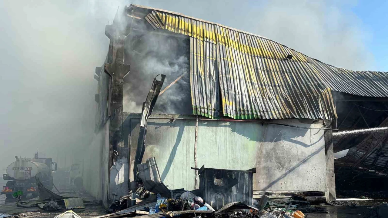 Adanada geri dönüşüm fabrikasındaki yangın kontrol altına alındı