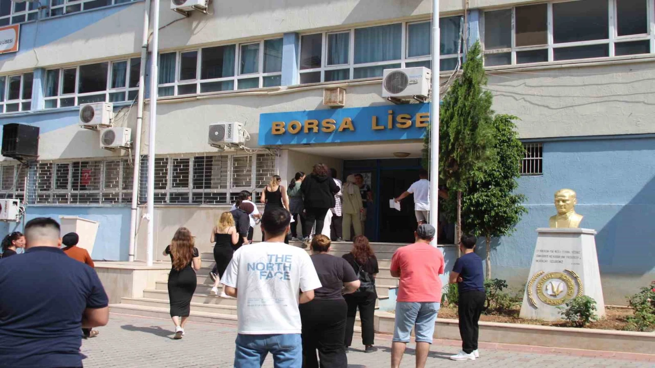 Adanada sınava geç kalan öğrencileri polis yetiştirdi