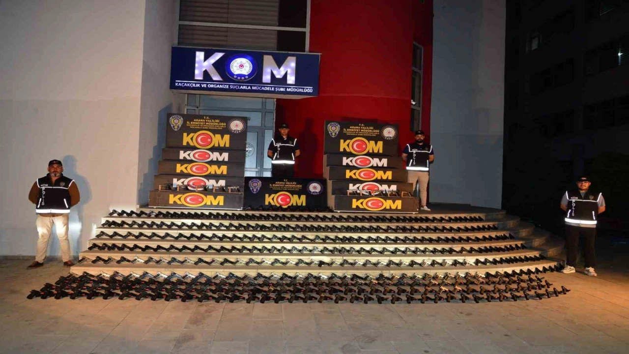 Adanada tırdaki tarım aletlerine zulalanmış 420 ruhsatsız tabanca ele geçirildi