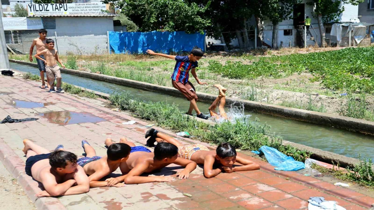 Adanalı çocukların yaz tatili: Kanaletlerde yüzüyor, kaldırımda güneşleniyorlar