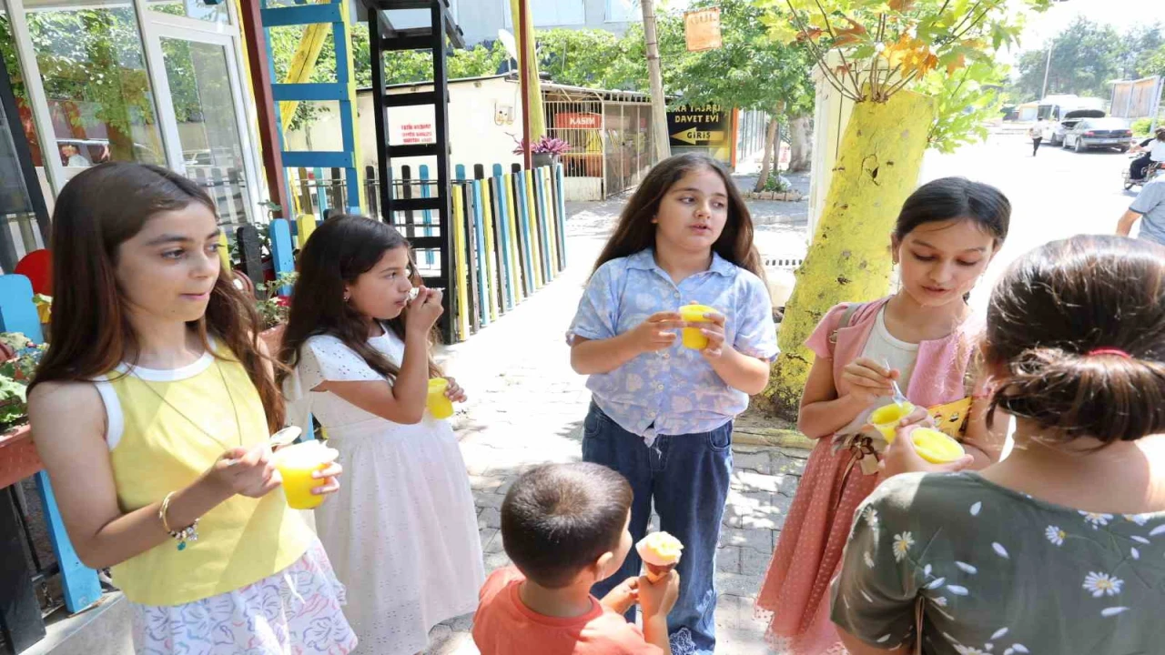 Adanalı öğrencileri serinleten karne hediyesi