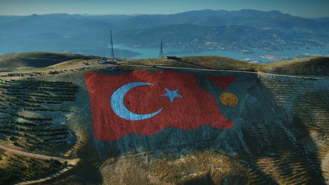 Ahır Dağı zirvesine 38 bin metrekarelik Türk bayrağı