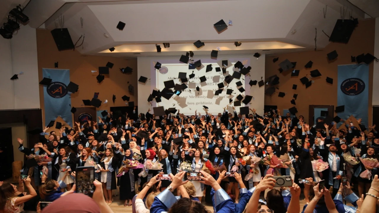 Akdeniz Üniversitesinde geleceğin hemşireleri kep attı