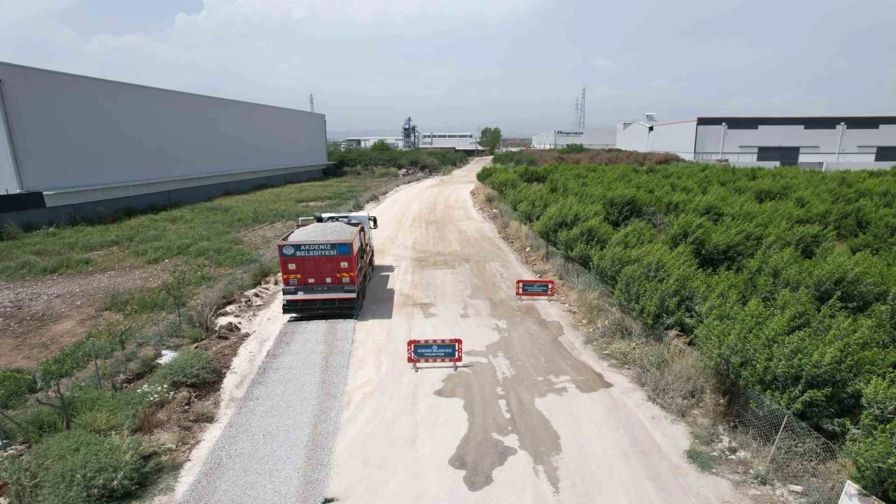 Akdenizde asfalt çalışmaları sürüyor