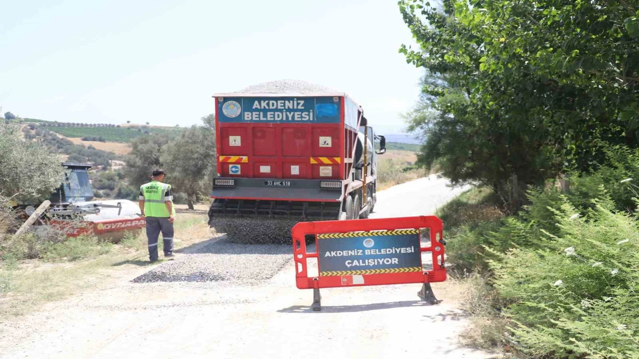 Akdenizde tarım yolları yenileniyor