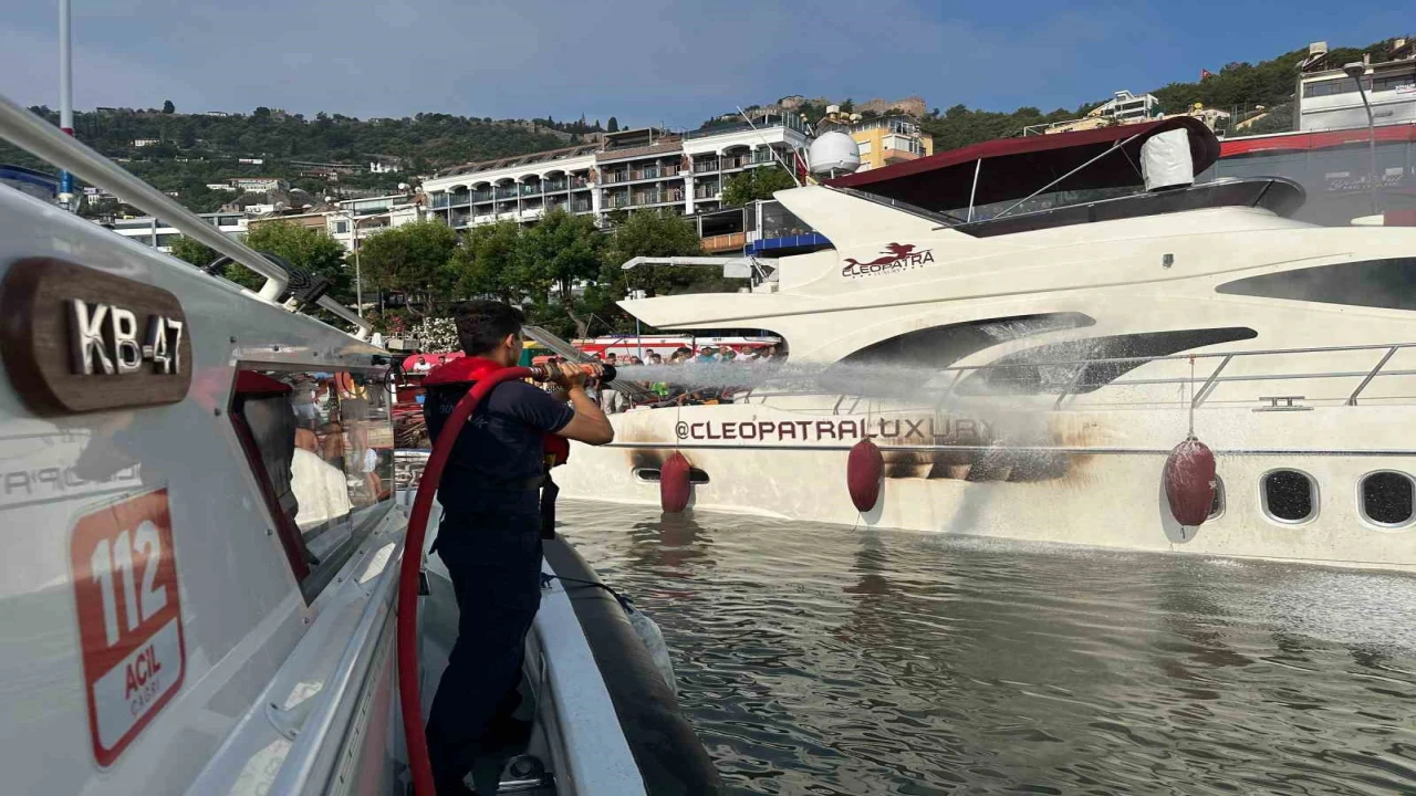 Alanyada iskeleye bağlı lüks yat alevlere teslim oldu
