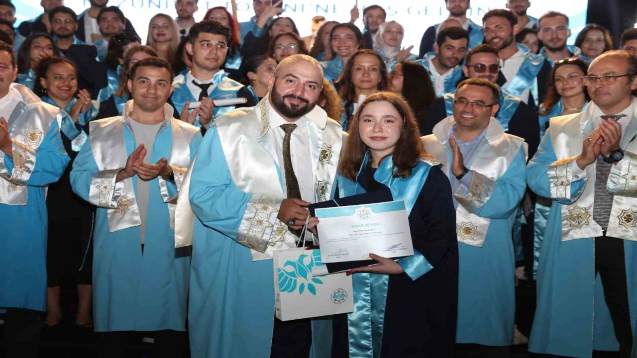 ALKÜnün 10. yılında mezuniyet coşkusu