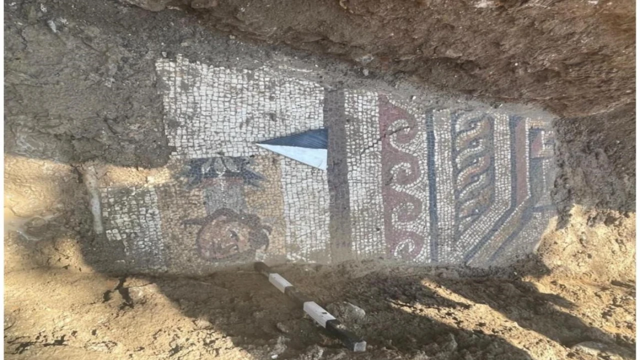 Altyapı çalışmalarında Roma döneminden kalma mozaik bulundu