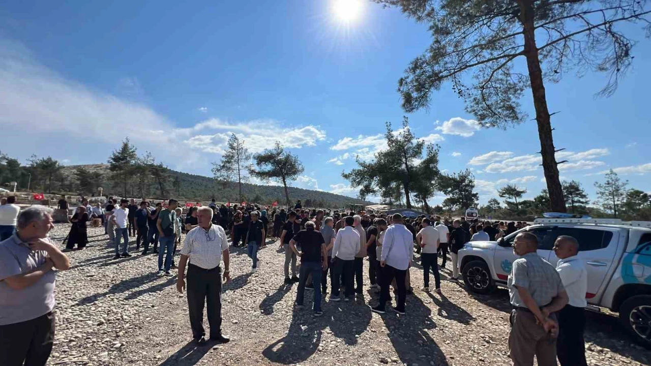 Anne ve çocuklarına gözyaşlarıyla veda