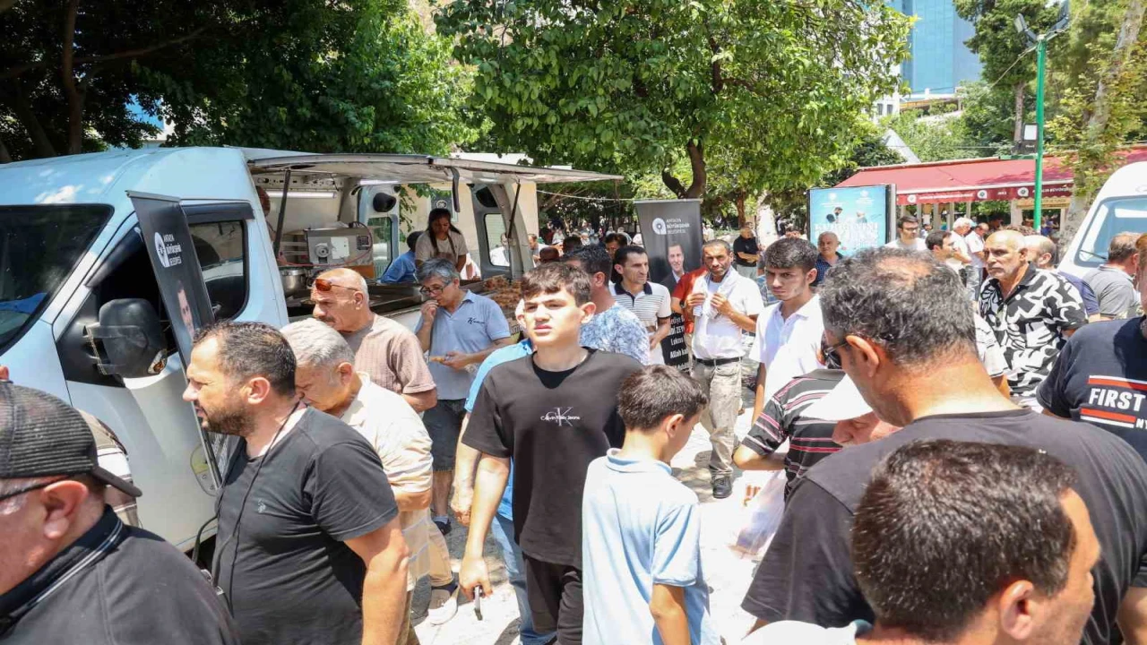 Antalya Büyükşehir Belediyesinden Ferdi Zeyrek için lokma dağıtımı