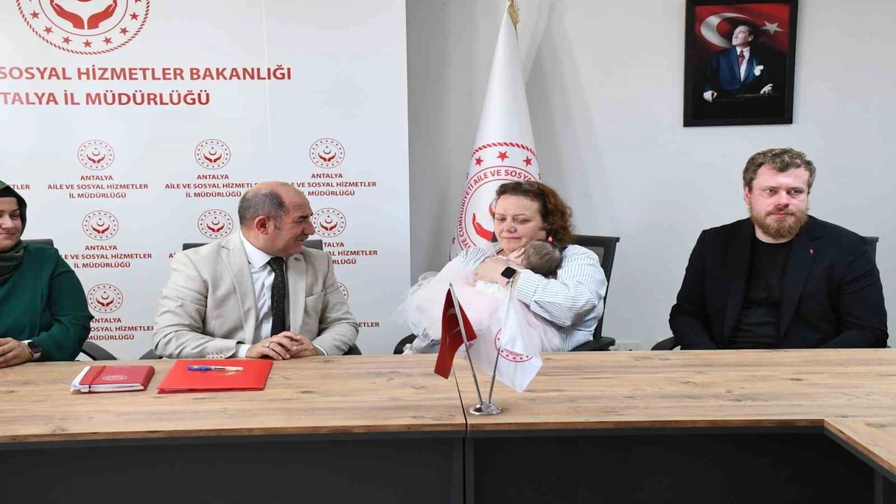 Antalya Havalimanında doğan ve tuvalete bırakılan bebek, Rus yetkililere teslim edildi