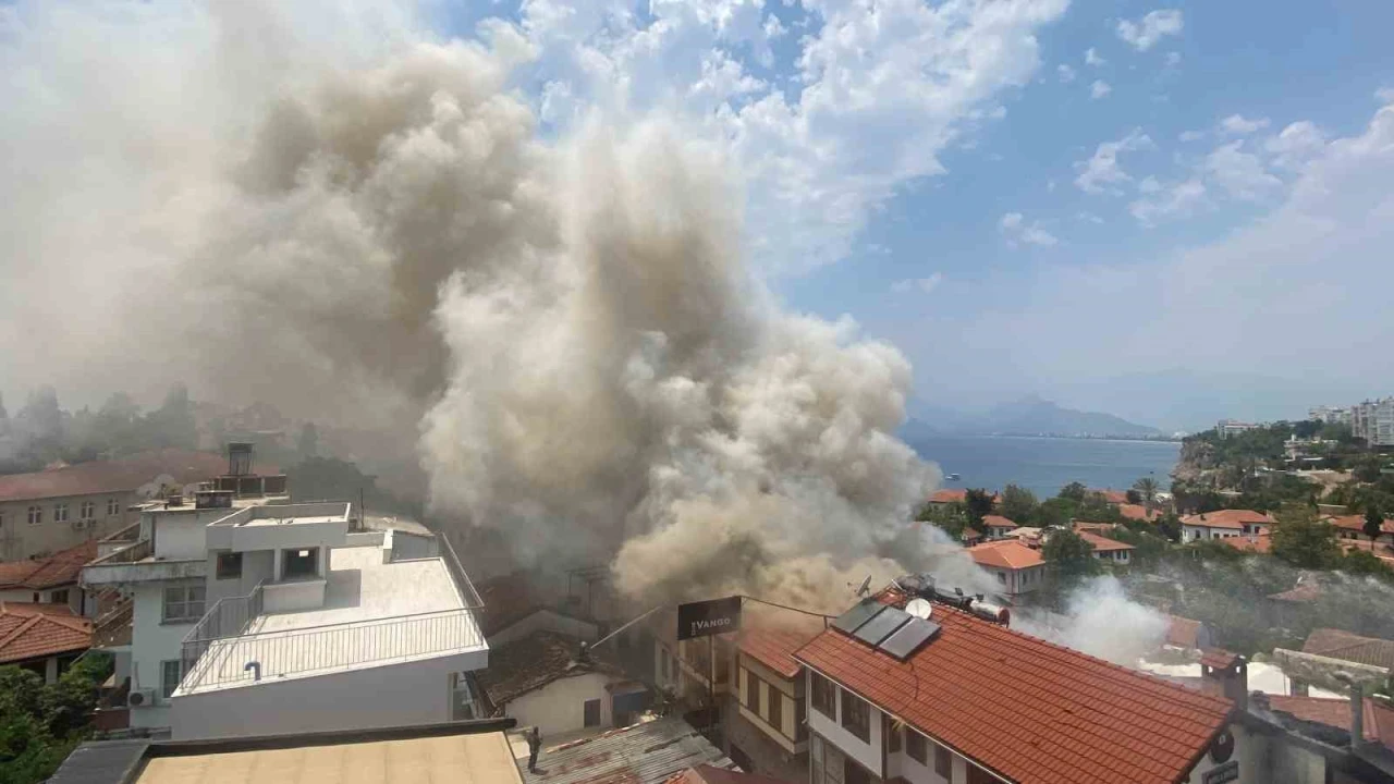 Antalya Kaleiçindeki yangın 2 saatte kontrol altına alındı