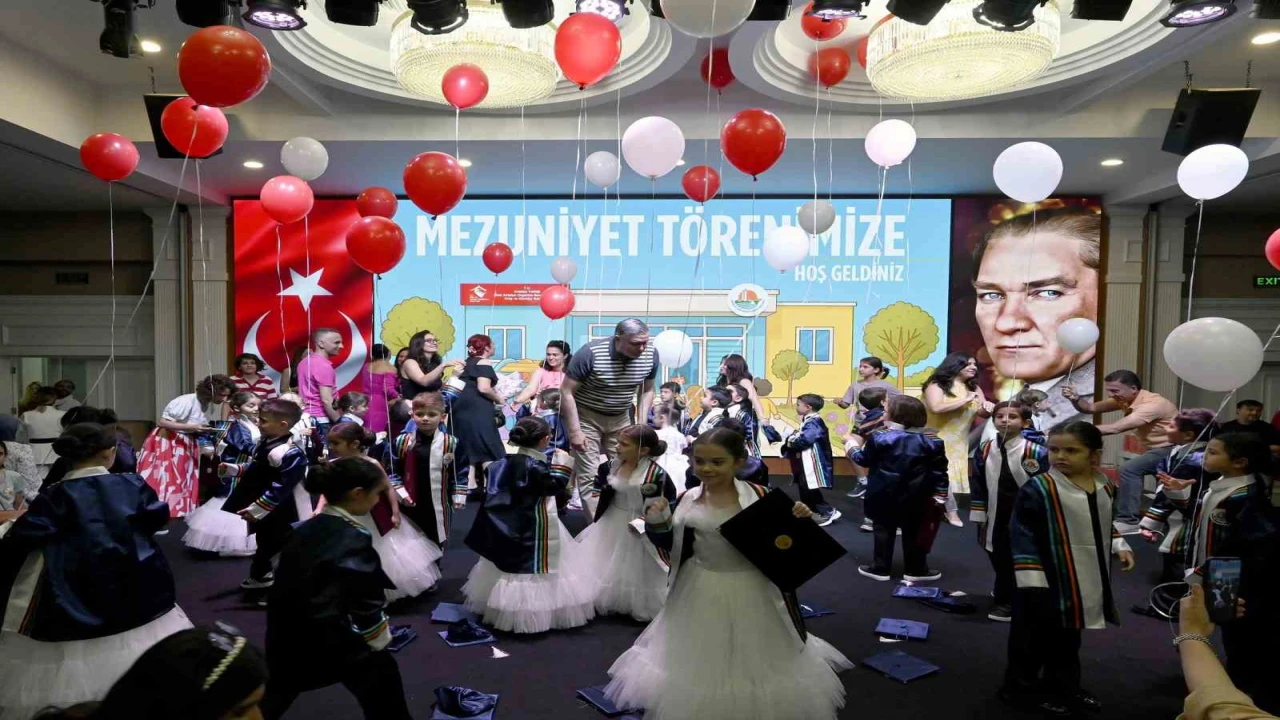 Antalya OSBnin minikleri mezuniyet sevincini kep atarak kutladı