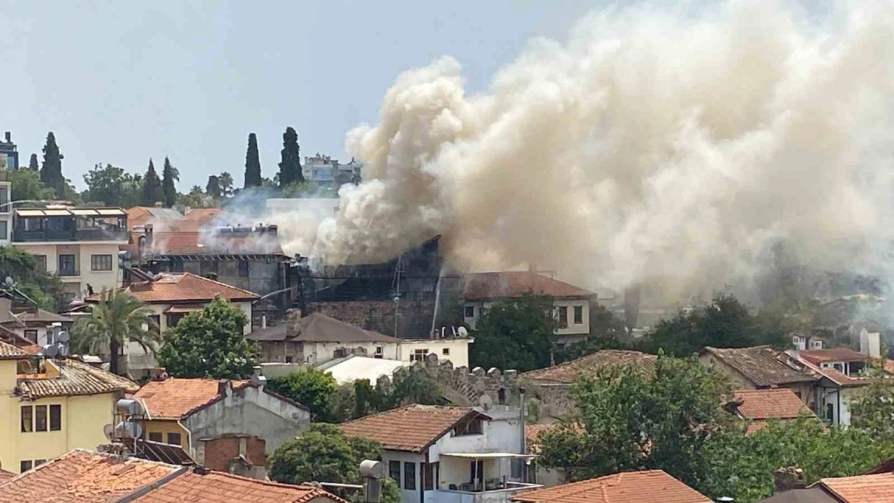 Antalya tarihi kale içinde bir otelde yangın çıktı. Yangın otele bitişik durumda olan iki iş yerine daha sıçradı. İtfaye ekiplerinin söndürme çalışmaları sürüyor.