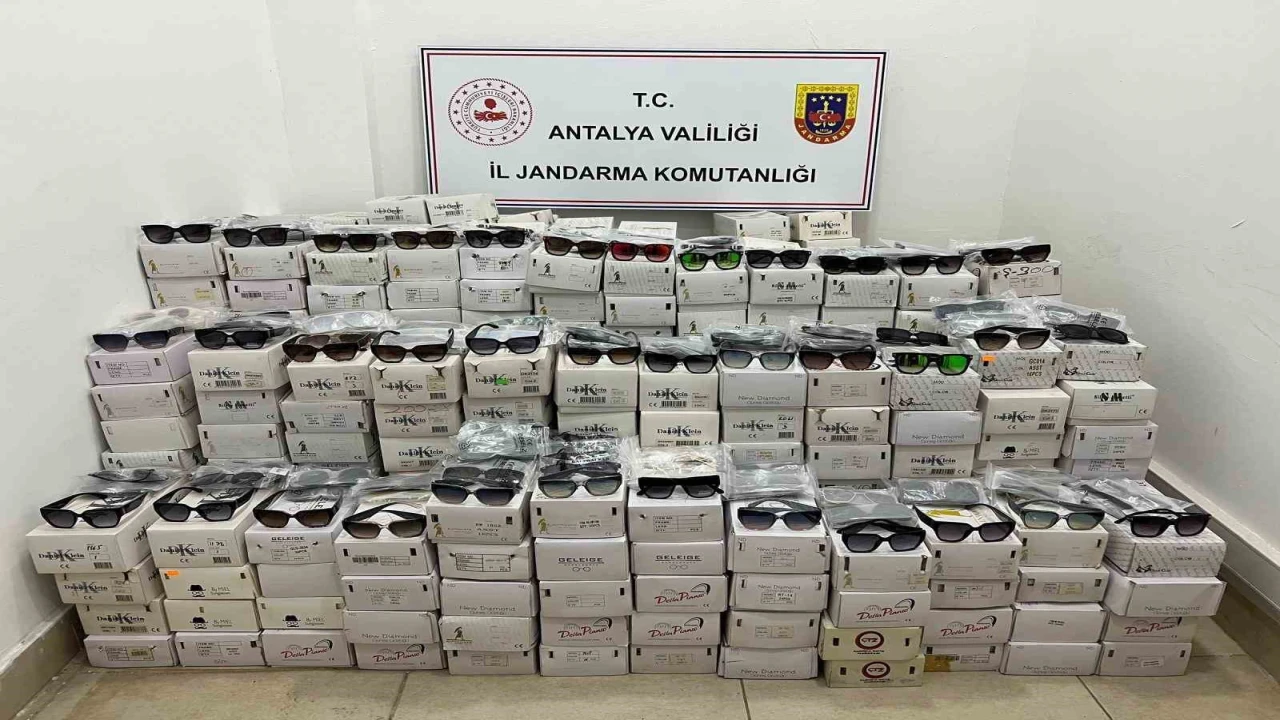 Antalyada 16 bin adet kaçak güneş gözlüğü yakalandı