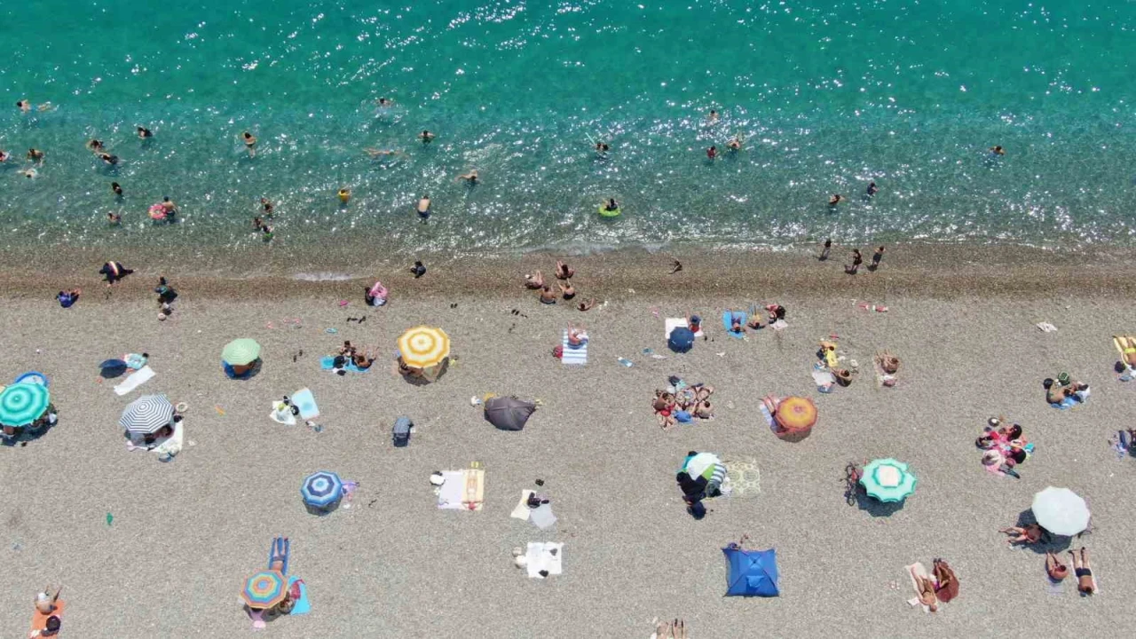 Antalyada bayramın son günü sahiller doldu