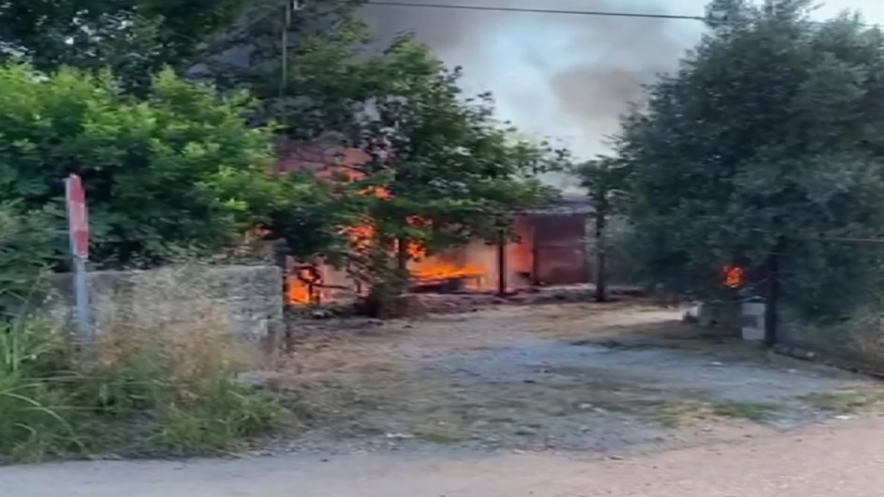 Antalyada çıkan yangında ev ve traktör kül oldu