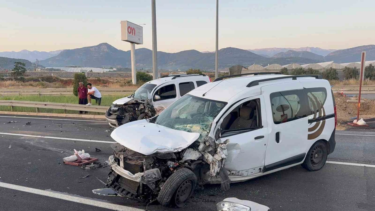 Antalyada hafif ticari araçlar kafa kafaya çarpıştı: 4 yaralı