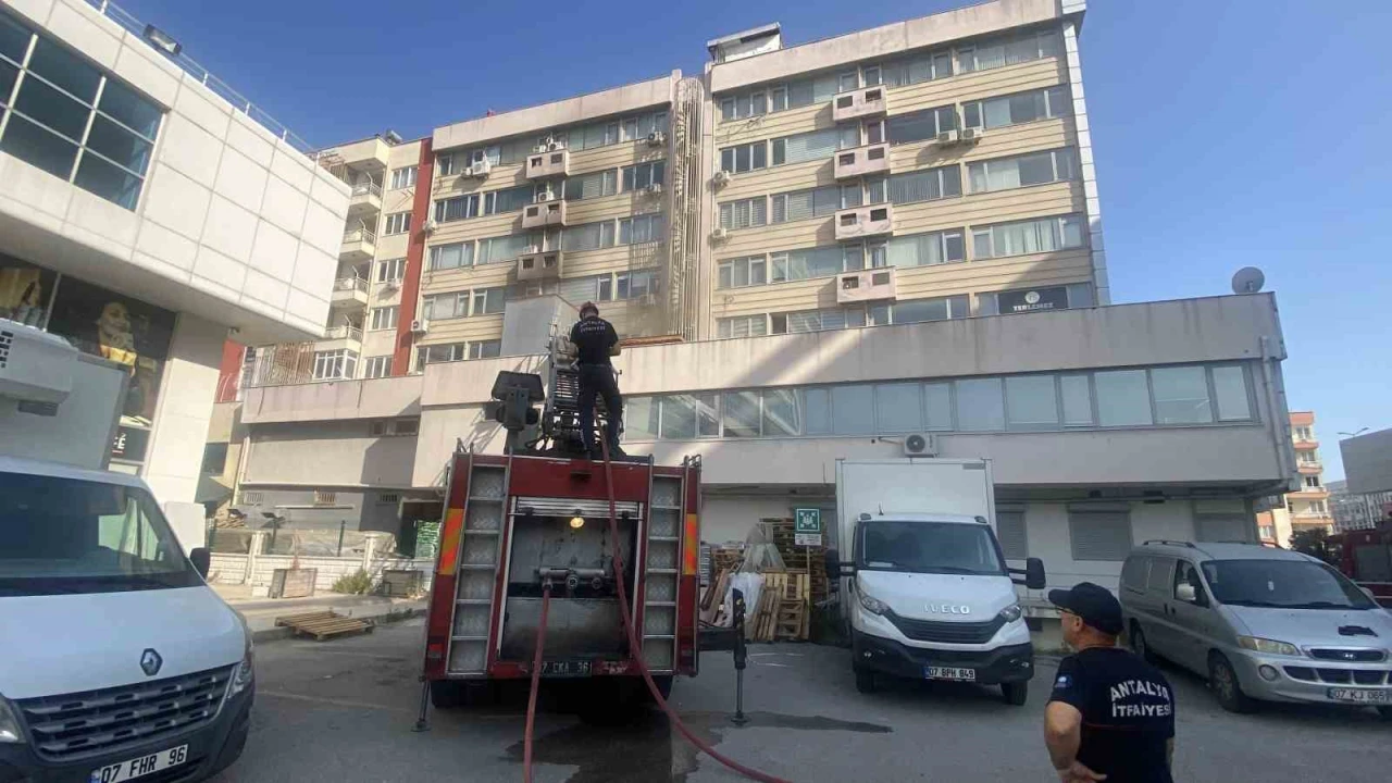 Antalyada iş merkezinde çıkan yangın korkuttu