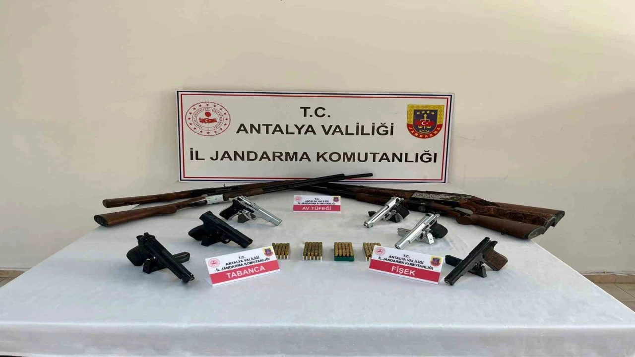 Antalyada jandarmadan kaçak silah operasyonu