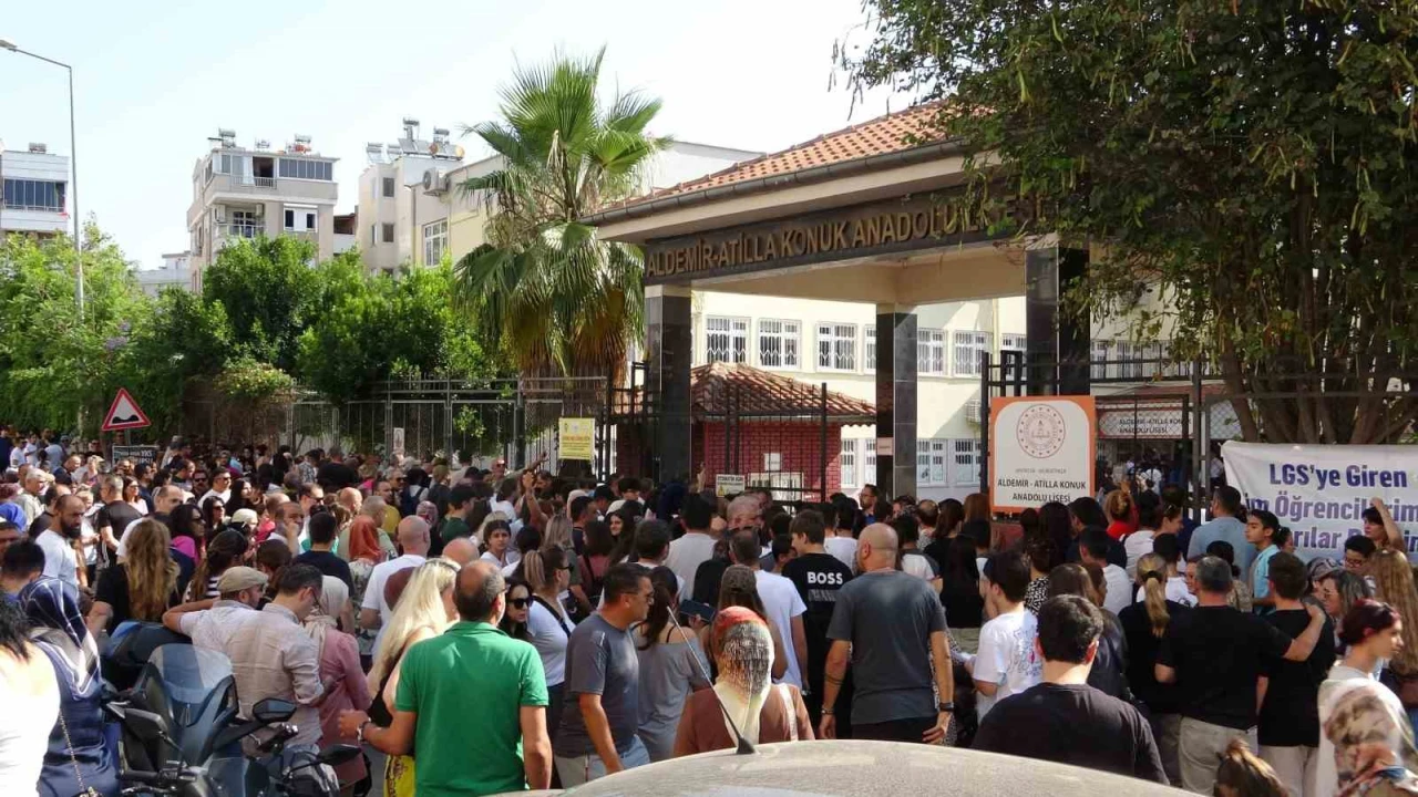 Antalyada LGS sınavı öğrenciler kadar velileri de heyecanlandırdı