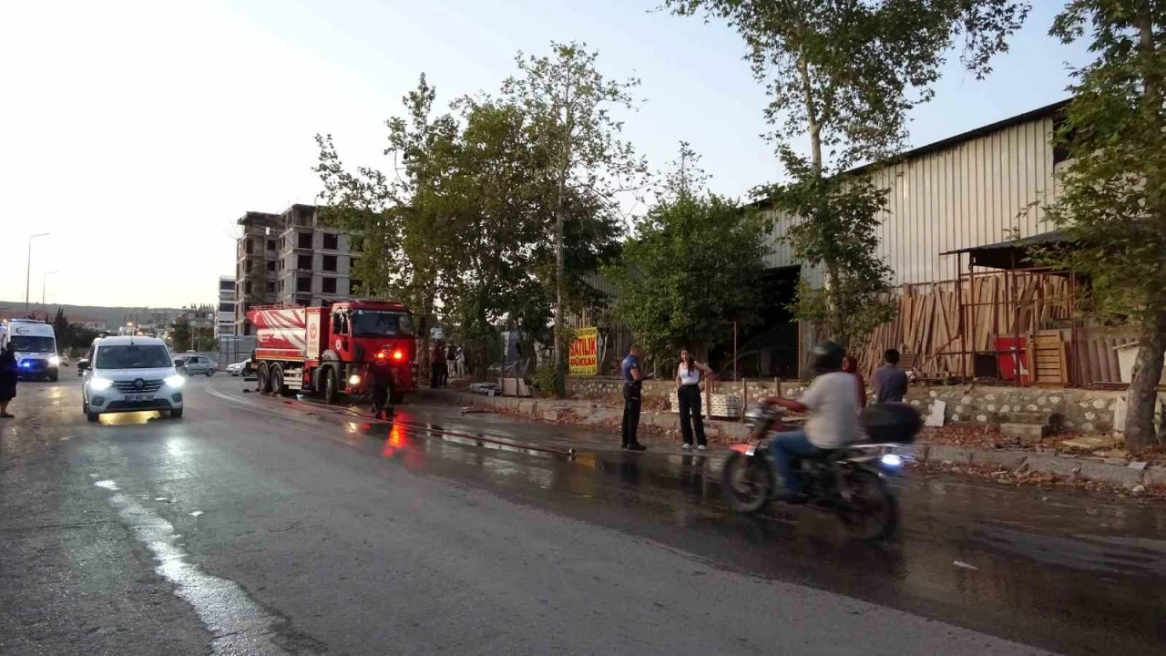 Antalyada mobilya atölyesindeki yangın büyümeden söndürüldü