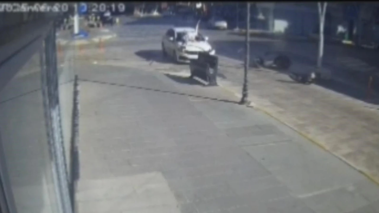 Antalyada otomobil ile çarpışan motosikletin sürücüsü metrelerce savruldu