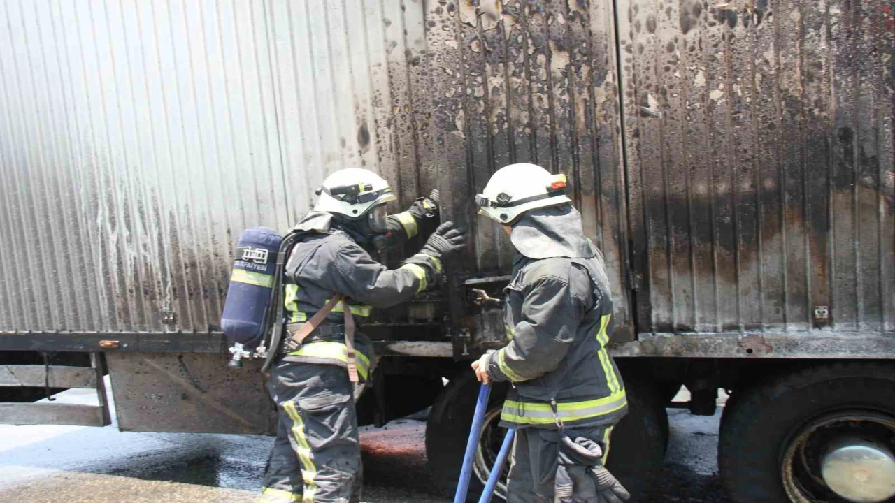 Antalyada park halindeki kamyon alev aldı, içindeki otel animasyon malzemeleri yandı