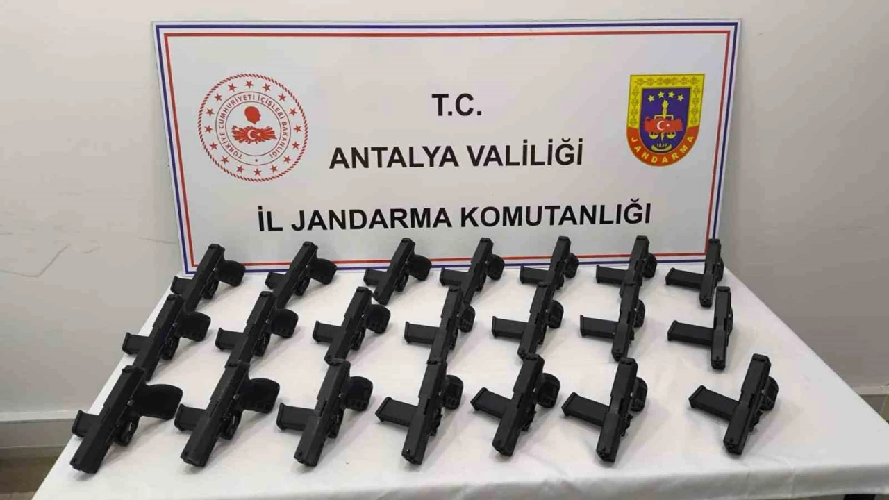 Antalyada ruhsatsız 21 tabanca ele geçirildi, 1 kişi tutuklandı