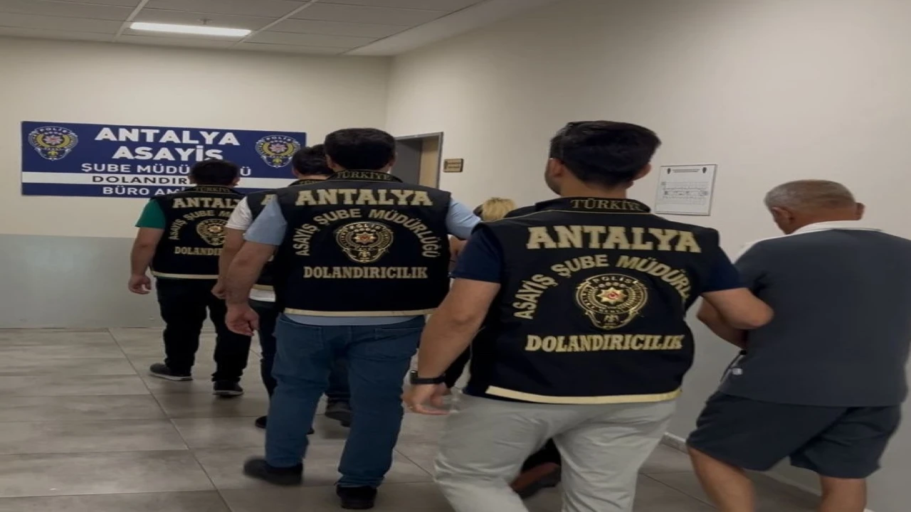 Antalyada sahte altınla kuyumcuları dolandıran 4 şüpheli yakalandı