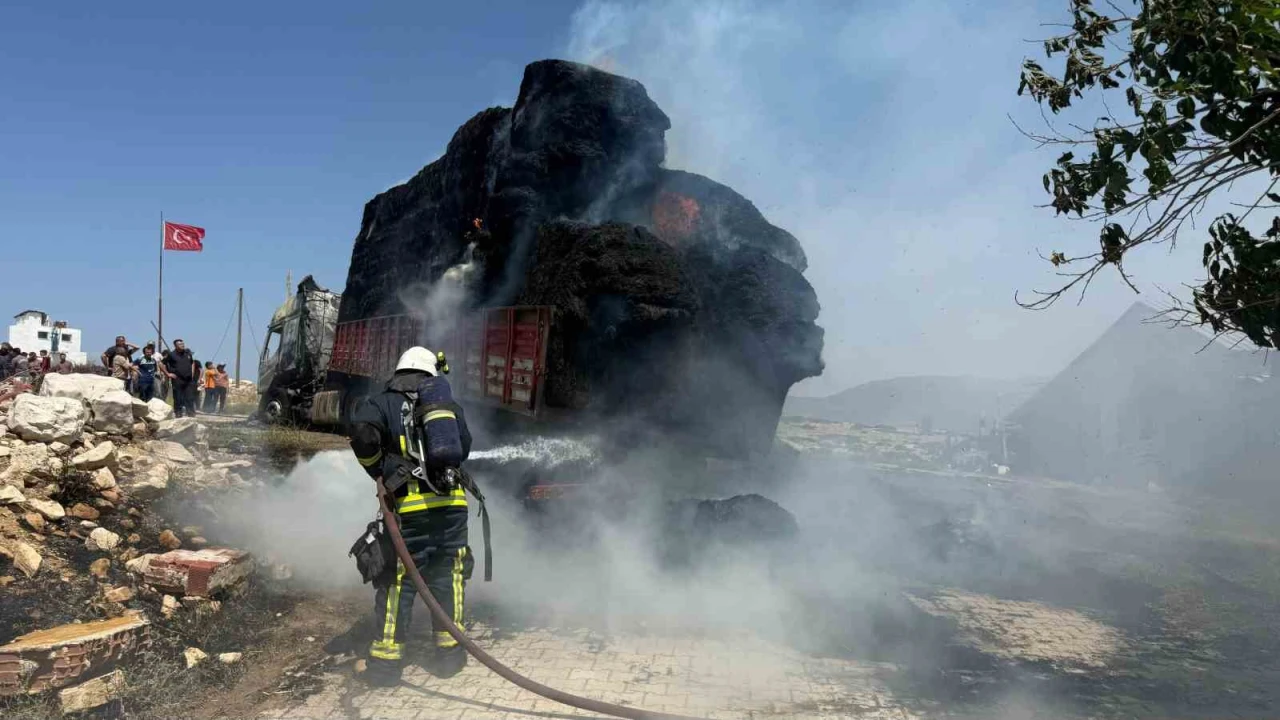 Antalyada saman yüklü tır alev alev yandı