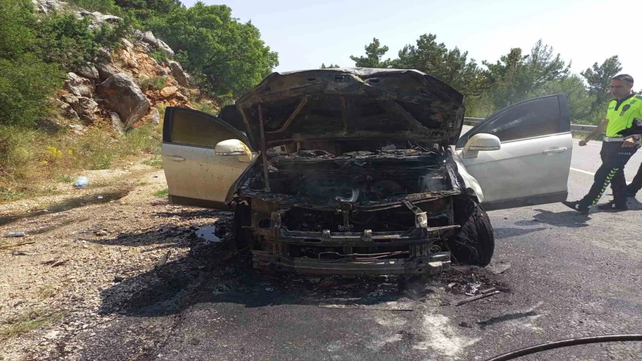 Antalyada seyir halindeki cip alev aldı