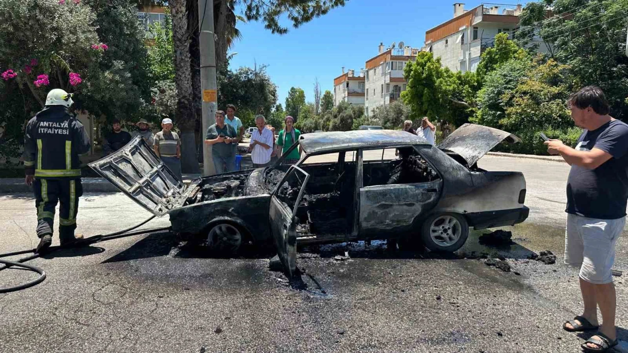 Antalyada seyir halindeyken alev alan Tofaş otomobil kullanılamaz hale geldi