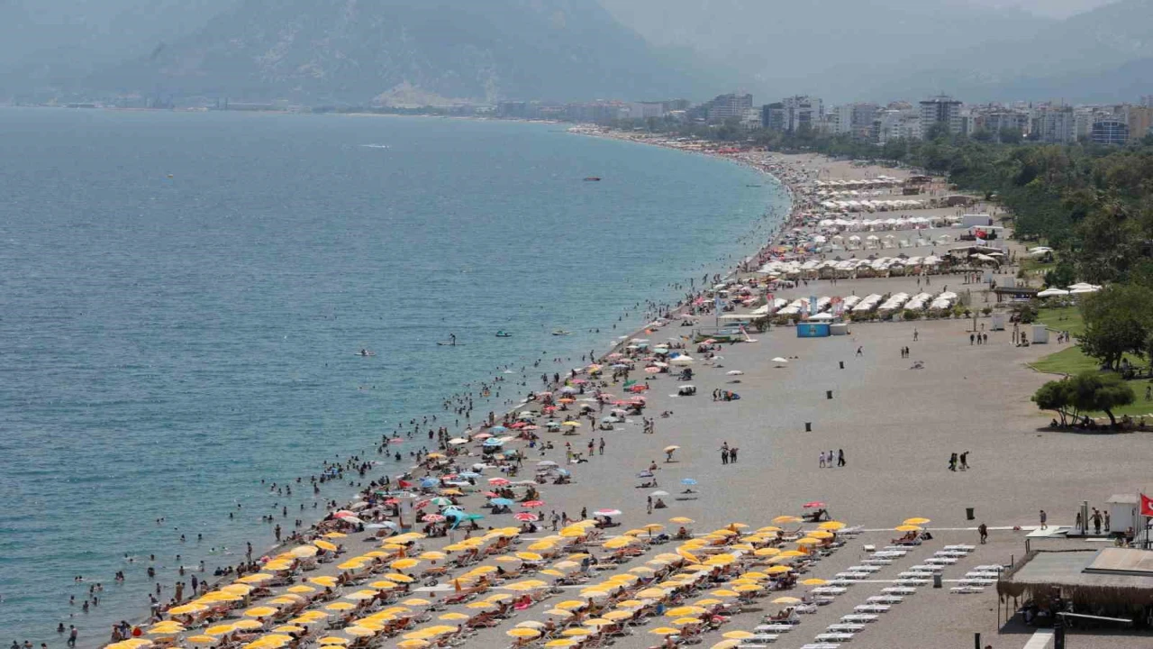 Antalyada termometreler 35 dereceyi gösterdi, LGSden çıkanlar denize koştu