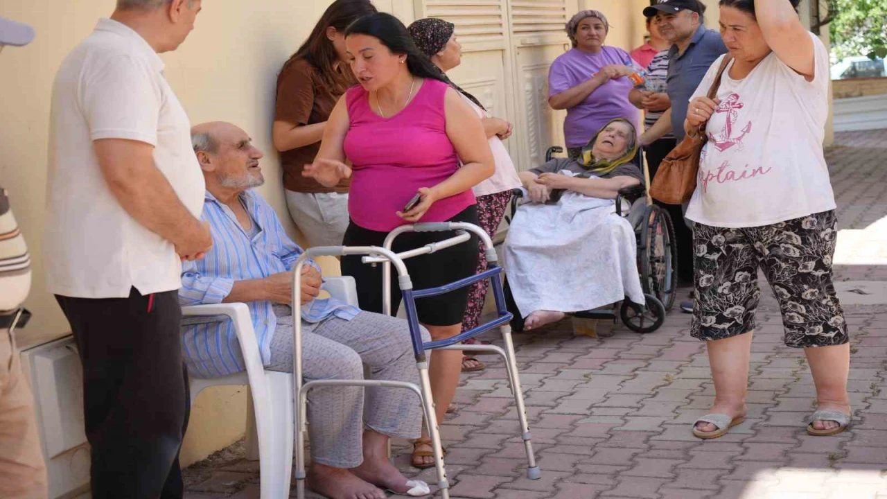 Antalyada yangın paniği, apartman dumanla kaplandı, yaşlı çift kurtarıldı