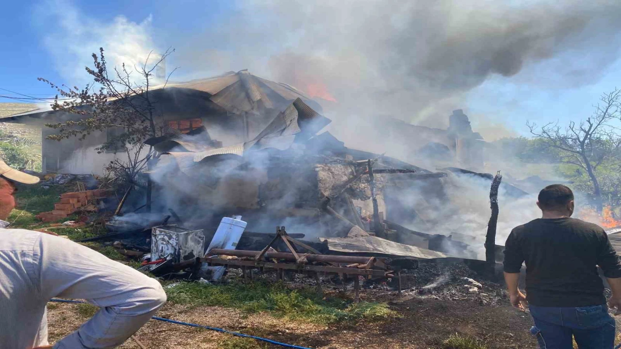 Antalyada yaşlı çiftin evi yandı, iki kurbanlığı telef oldu