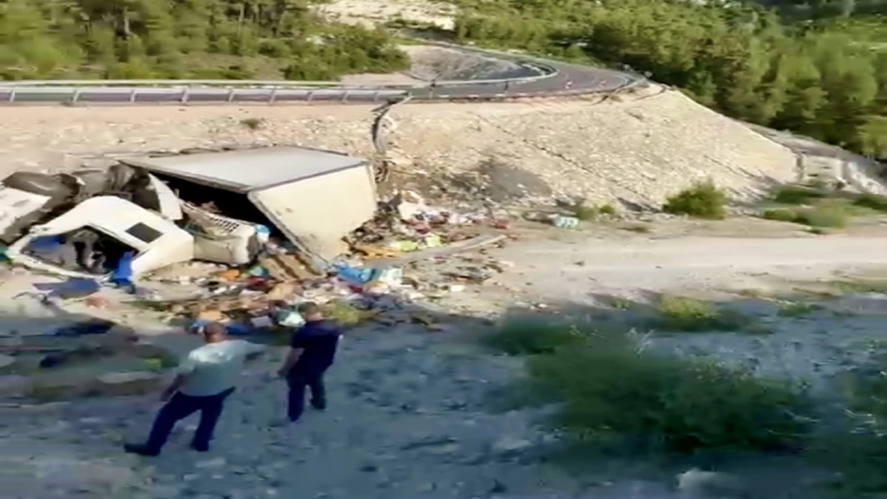 Antalyada yoldan çıkan kamyon boş alana yuvarlandı: Sürücüsü ağır yaralandı