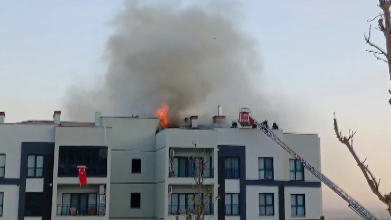 Apartmanın çatısında çıkan yangın paniğe neden oldu